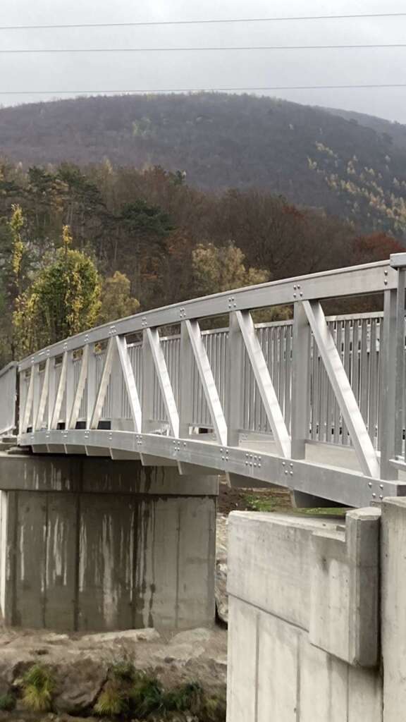 Schlanke Aluminium-Radwegbrücke in der Landschaft des Helenentals bei Heiligenkreuz