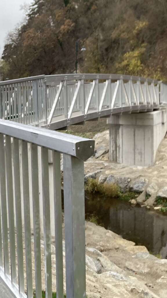 Detailaufnahme der Aluminiumkonstruktion einer Radwegbrücke über den Sattelbach