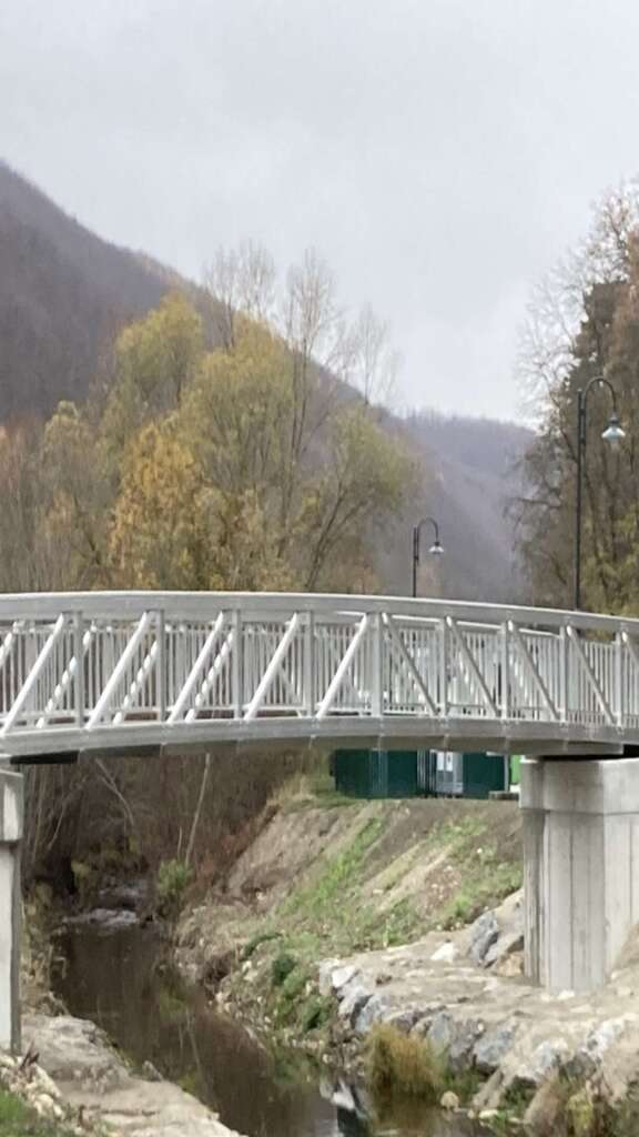 Nachhaltige Aluminium-Radwegbrücke bei Sattelbach in der Gemeinde Heiligenkreuz