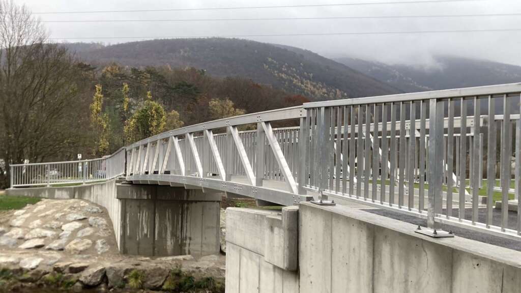 Aluminium-Radwegbrücke über den Sattelbach im Ortsteil Sattelbach bei Heiligenkreuz im Helenental