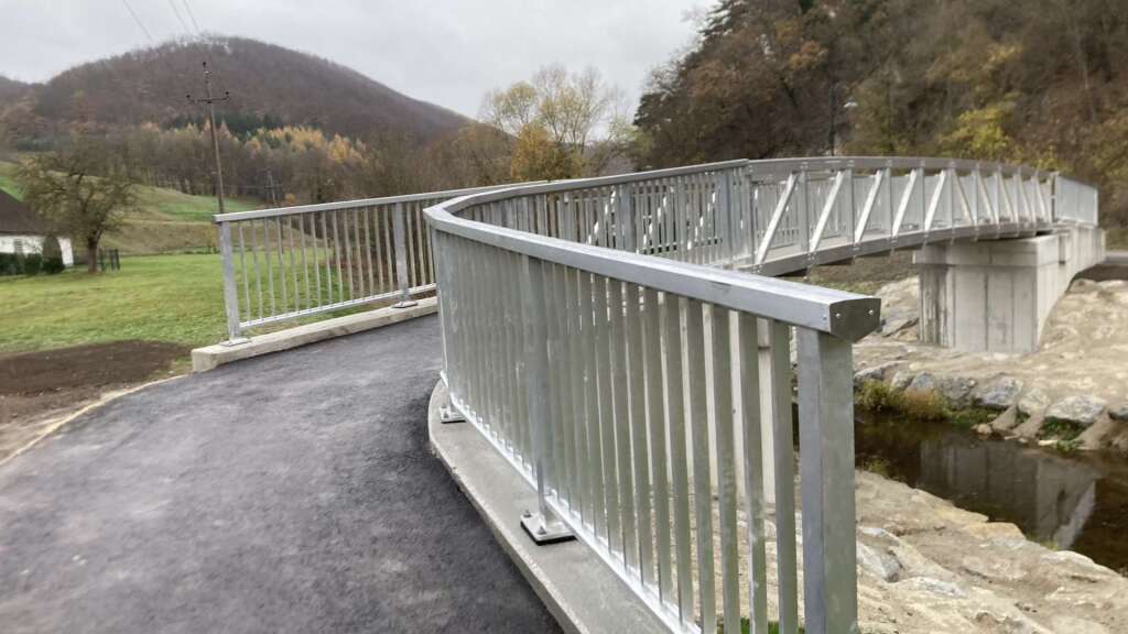 Moderne Aluminiumbrücke für einen Radweg über den Sattelbach in Niederösterreich