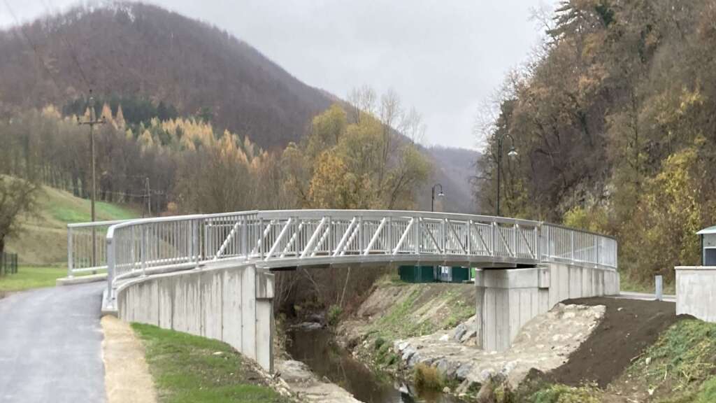 Schräg über den Sattelbach verlaufende Aluminium-Radwegbrücke neben der B210 bei Sattelbach
