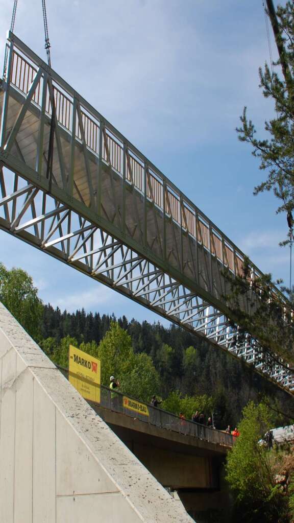 Aluminium-Radwegbrücke mit 33,90 Metern Länge wird am Kran für den Einhub vorbereitet