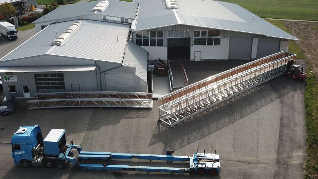 33,90 Meter lange Aluminium-Radwegbrücke wird im Werk für den Transport auf einen Tieflader vorbereitet