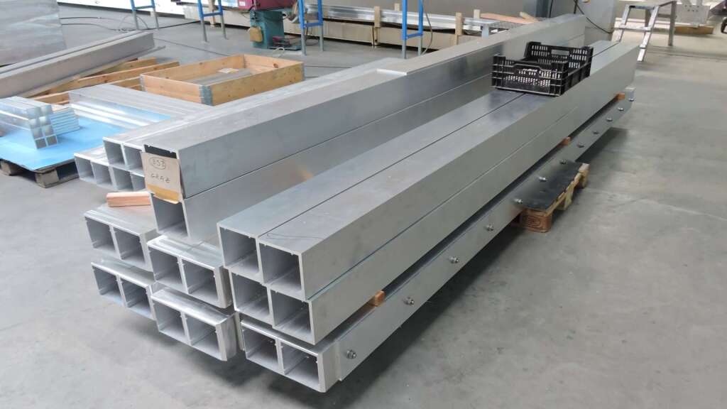 Zuschnitt von Aluminium-Strangpressprofilen für den Bau einer Aluminiumbrücke.